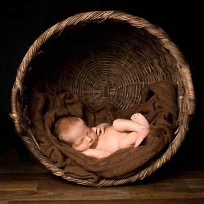 Bubbles Portraits Ltd is a newborn, child and family photography studio based on the High Street.
