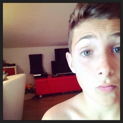 Hey moi c'est hugo, 13 ans moi j'tweet s'qui se passe et meme j'en fait des videos donc voila. Français et fier de l'etre. Et n'oubliez pas... Peace and Love✌️
