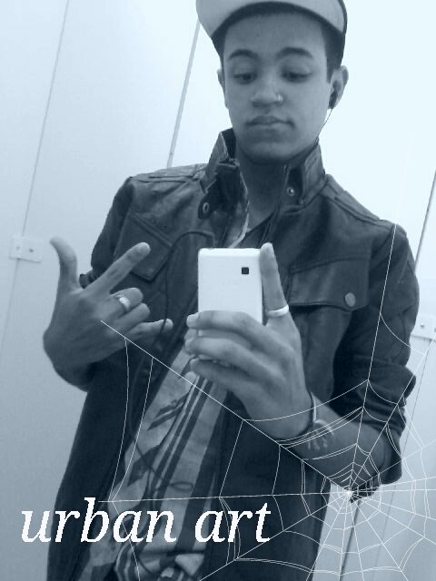 amo desenhar, andar de skate, ouvir rock, e outras bostas mais..
