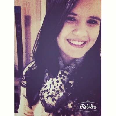 Se for pra me abandonar, não se aproxime. Eu pareço muito forte por fora, mas sou completamente frágil por dentro.
