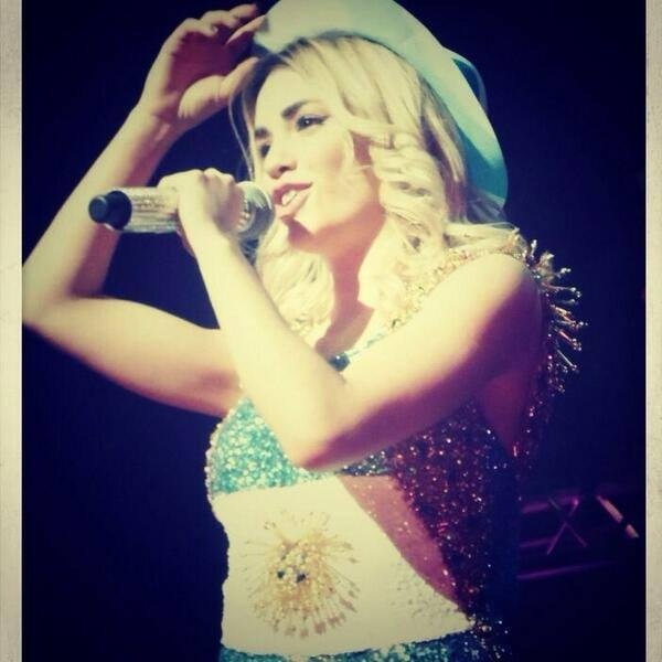 WachiwowLanzani's profile picture. Soy Aliada con peter estoy del otro lado con Lali voy en el taxxi de Nico escribiendo con gas:) Y En mi mundo con Euge:)