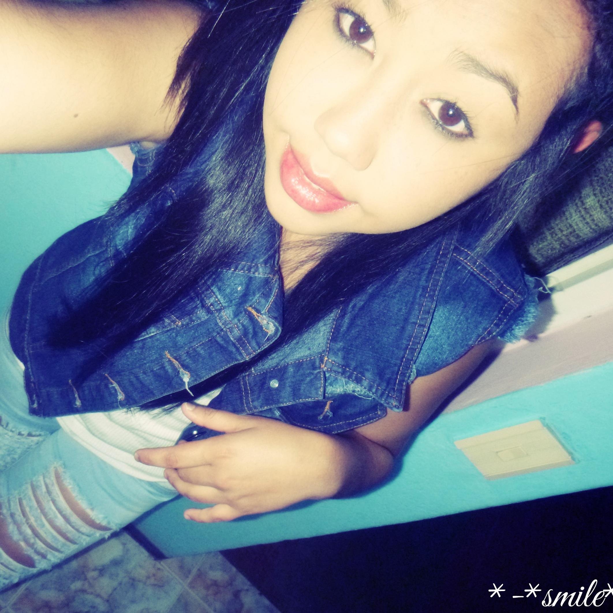 Prefiero tener rosas en mi mesa que diamantes en mi cuello.*-* *-* 
...gústele...