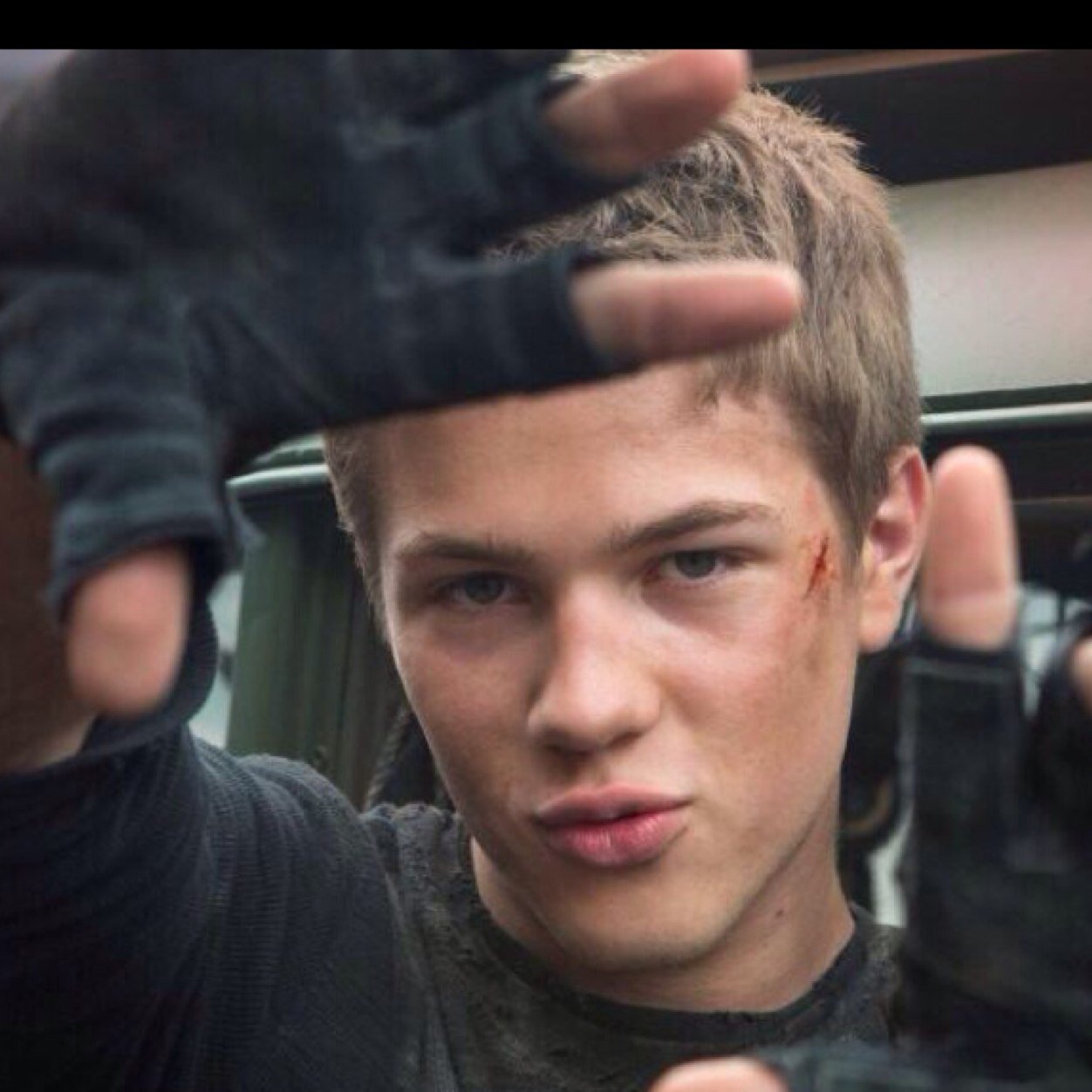 I love falling skies and primeval and doctor who !!! ❤️