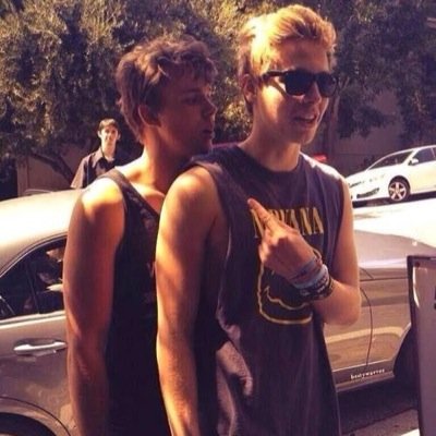 Follow @ww_5sos and @lukeysvegemite for 5sos updates