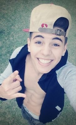 eu só fui assistir o clipe do menino q parecia o Justin, sem perceber apaixonei, e hj vivo por ele! Te amo Biel!