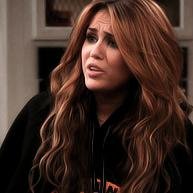 como se ja nao fosse o bastante ser fa da garota com cor de cabelo indefinido     e da hannah montana, me veio lobo adolescente pra me fazer sofrer ainda mais