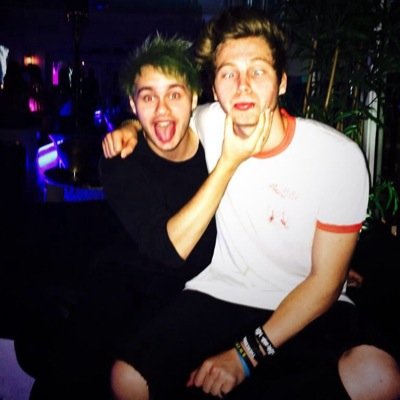 howdy, here's a free follow, please follow back on my main account =) i love you xox