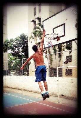 Basketball !  De palabra firme, Muy paciente, Demasiado relajado. Me tomo las cosas a la ligera y no me doy mala vida..   http://t.co/B3jYKACdXO