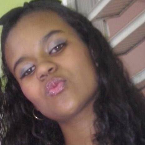 Eu Sou extrovertida uma Menina muito meiga, Amo assistir Jogos de Futebool e Tbm amoo muiito o Thiago Silva ! 3