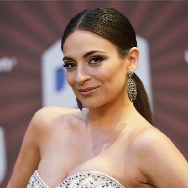 Si hablamos de una mujer divina, muy sencilla y sobre todo - una gran hija, amiga, hermana, y algun dia madre - hablamos de @anabrendac!