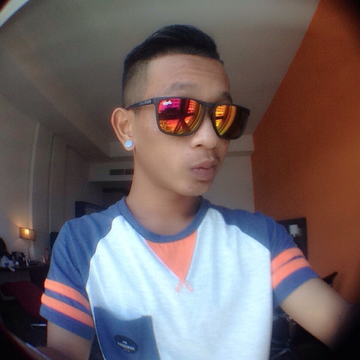 Hello . Wanna know me ? just follow . if you follow me , i follow you back . simple . just to have funs :) . WeChat ID : avank_elladolly