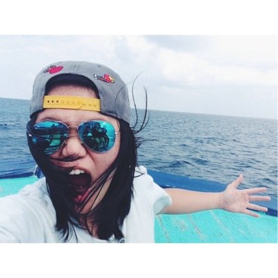 Raihoven's profile picture. Mahasiswi komunikasi yang sedang belajar mengkomunikasikan cintanya..