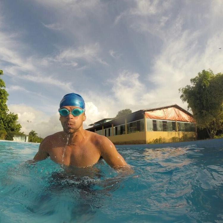 30 anos, praticante de esportes, estudante de inglês...