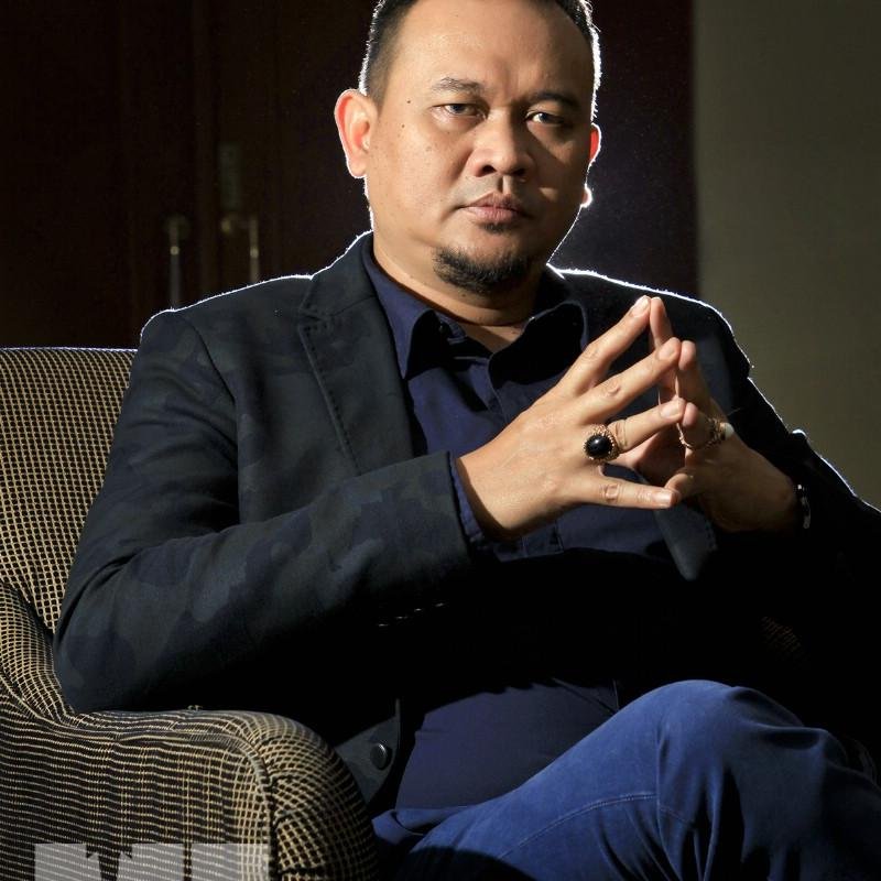 Saya orang ganteng, gede, cute, humoris, agak pendek sih... 
Salam lontong..