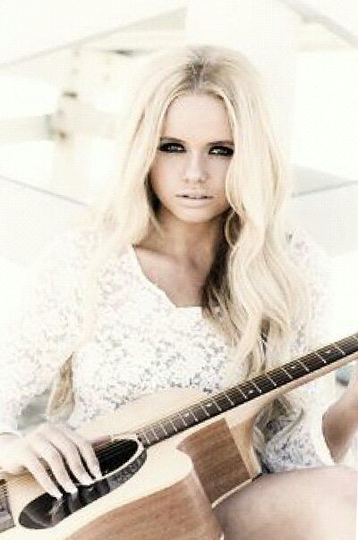 Hey it's Alli I'm cody' s little sister I'm a model and also a singer. come talk to me I don't bite I promise {RP/Single}