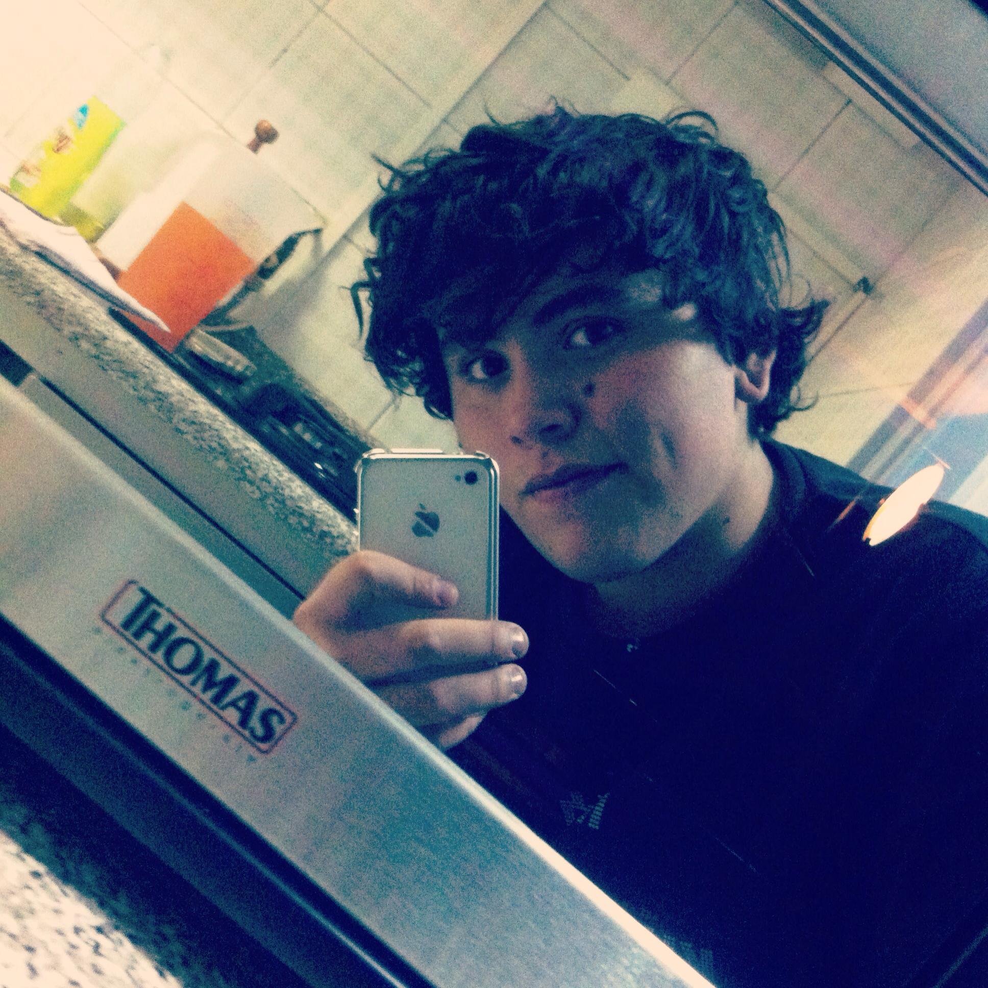 17 años, pocos amigos varios conocidos. antipático, semi-gamer, me gusta guns n' roses y algunas otras bandas que me da flojera escribir.