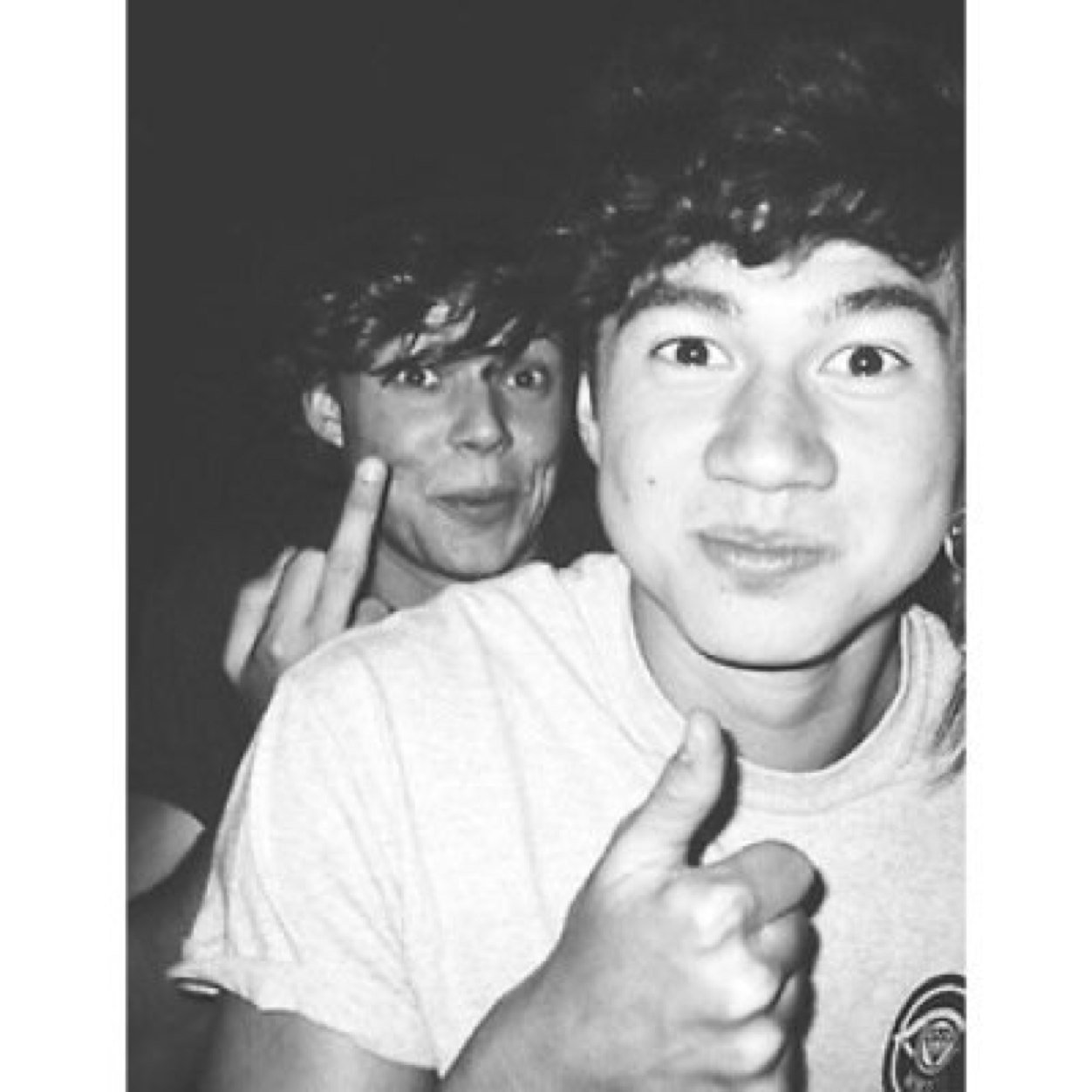 hiiii pls follow @stratfxrdhood if you already do ilysm and if you are still reading this tweet her a pic of calum hood☺️