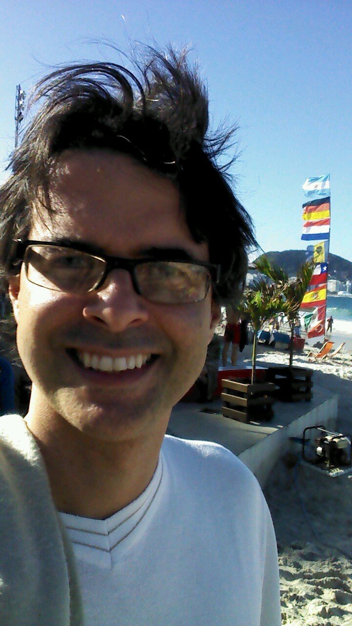 Sou um professor brasileiro na UFRJ e sei que a educação, a ciência, a arte, a tecnologia juntas podem transformar o mundo para melhor. Ousar sempre...