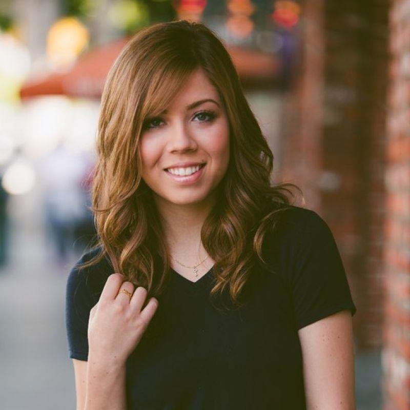 I love @jennettemccurdy,i am mccurdian happy because jennette inspires me a lot, she Begun to follow me from 10/10/12 she made ​​me happy!