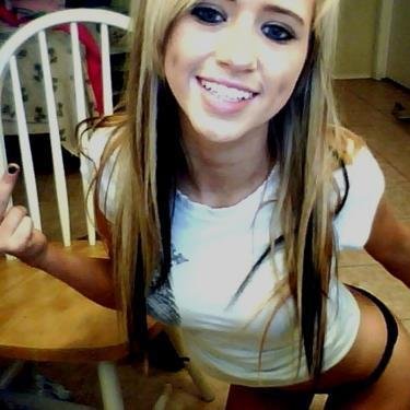 ItsZoeyLoves's profile picture. Do people even read these?