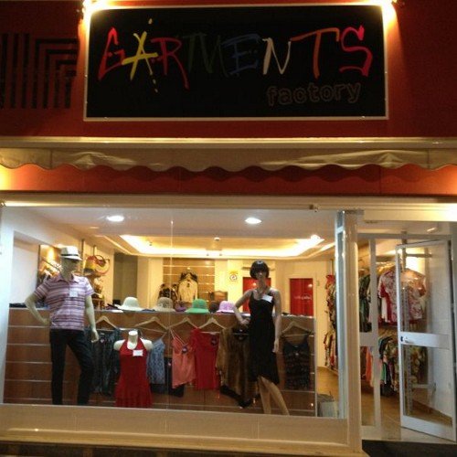 Tienda de moda. Las mejores marcas al mejor precio, os esperamos encantados. Plaza de Andalucía n°4, Torremolinos (Málaga).