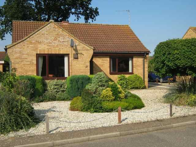 Lovely Holiday Bungalow in Heacham Norfolk. Sleeps 4 in 2 bedrooms. Quiet location. You can walk to the beach, village pub,  restaurants & shops. 01263 805053