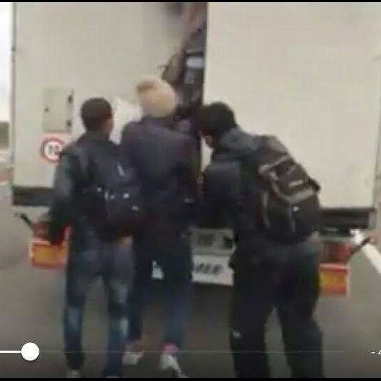Campaign for urgent safety measures as armed & violent attacks on drivers continue to increase at French borders 
Please SIGN & RT: http://t.co/I7nkQTXVqD