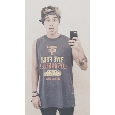 this is a free follow from @fuckupstyles . Ask her for a followback or dm