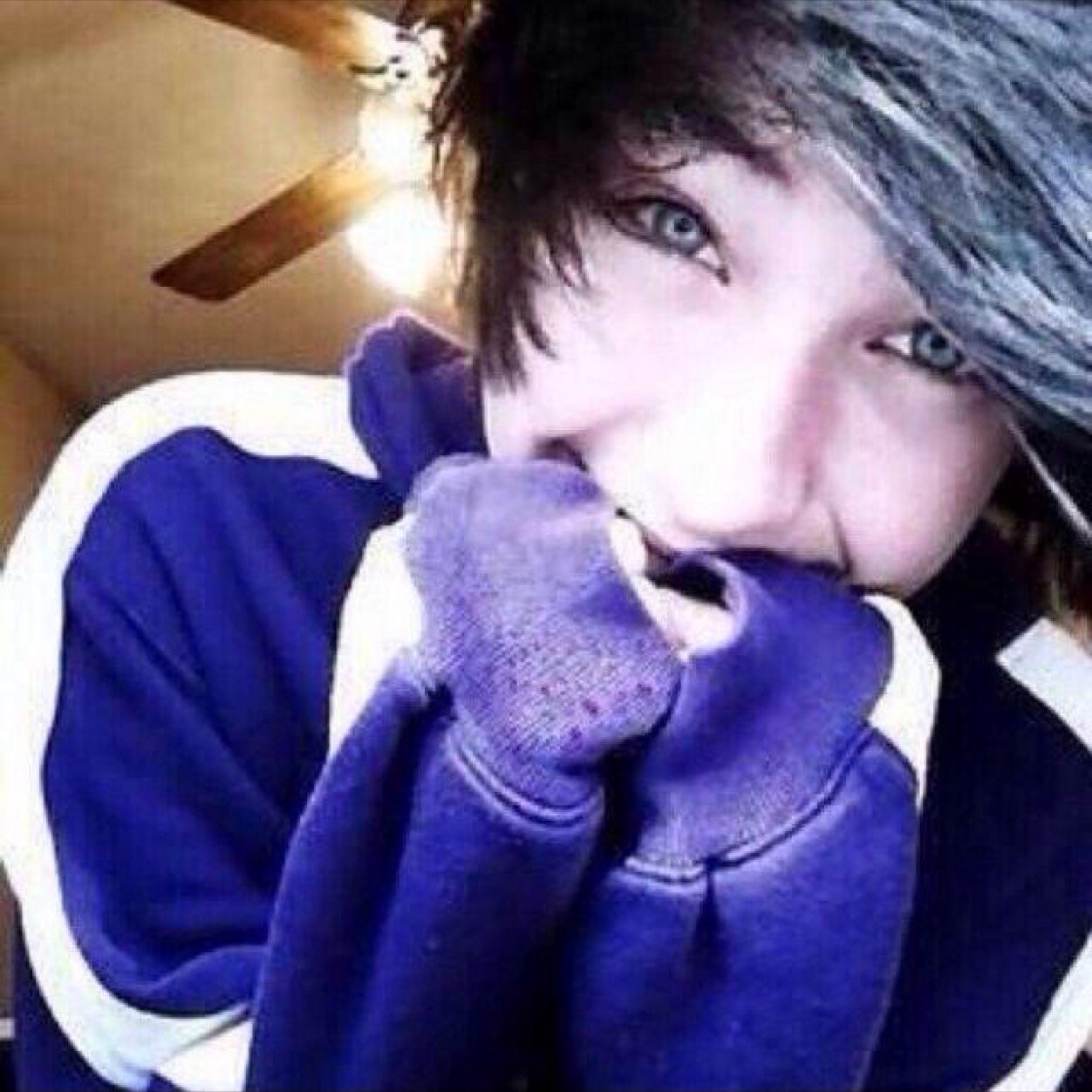 Hey hun. Im Shawn. Im 18. Single. Bi. I'm part fox  c:. Hmu sometimes? {sorry im not good at bios}