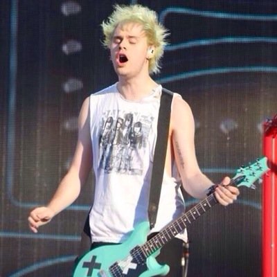 Hi there ☻ I gave you a free follow so, please follow @siMply_CliFforD ♡ thank you. PLEASE RT THE LINK IN HER BIO