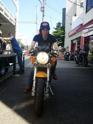 2011年、二子玉川に「twizzle」をオープン スタイリスト1人・1席のみという、マンツーマンのプライベートサロン。すきバサミを使わずハサミ一本の仕上げにこだわる。毛量・髪の流れ・骨格をみながら『個性』を見極めることで、長持ちカットを実現。「伸びてきた時に違いがわかる」カットを提供しております！秋葉大好きアニオタw