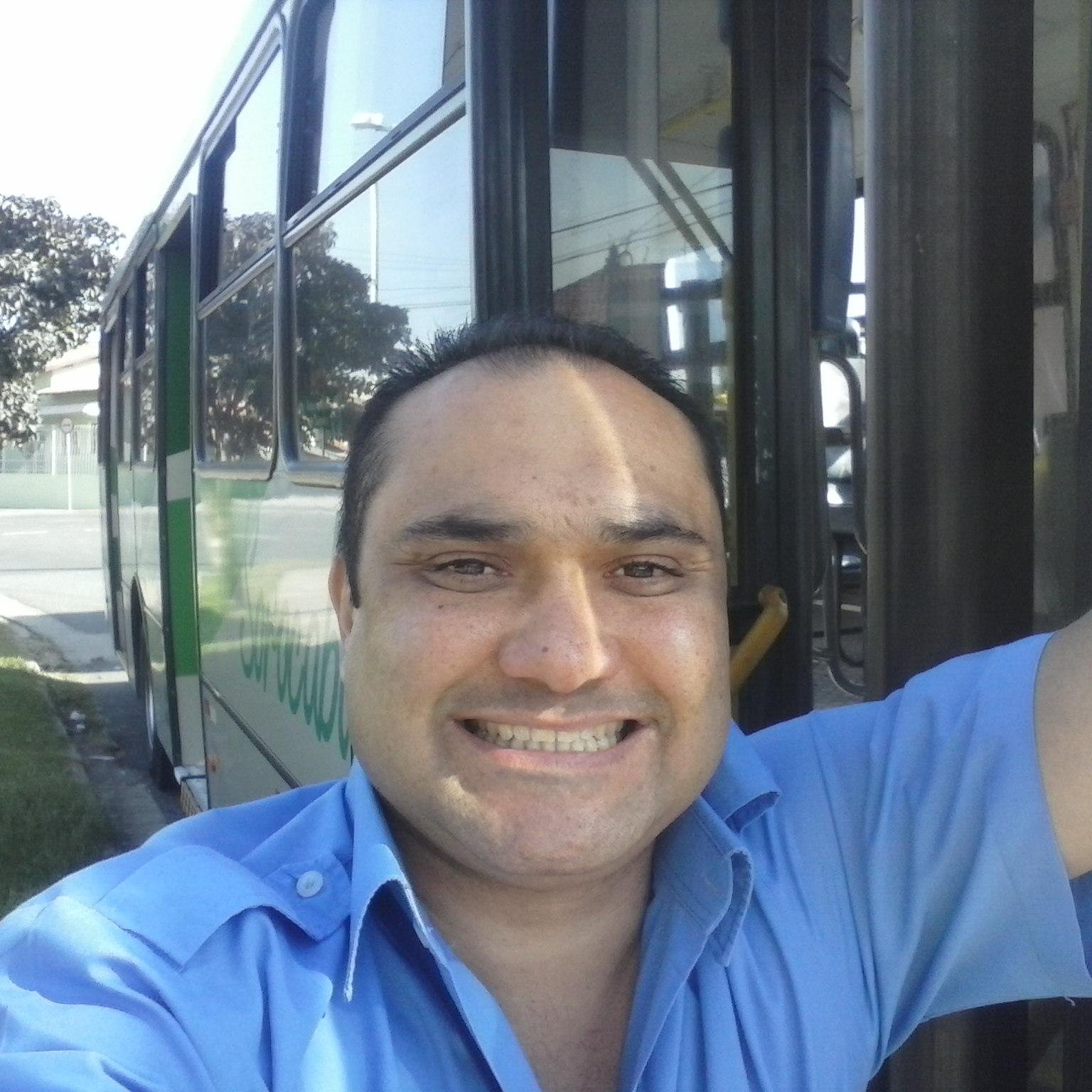 Vivendo um dia após o outro com fé em Deus e muita alegria.