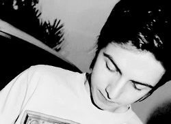 Meu anjo não tem asas, mas me leva ao céu com um simples sorriso. 11.11.11 (@thamyalb)