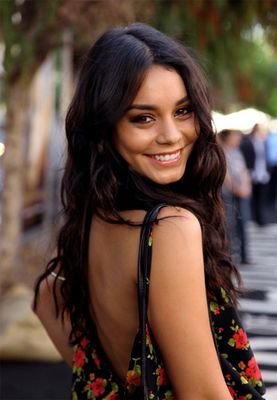 16. | Gryffindor. | Mestiza. | Italiana. | Tímida, pero con carácter. | Inteligente y divertida. | Piensa, después actua. | Lara ♥. | #FPR.