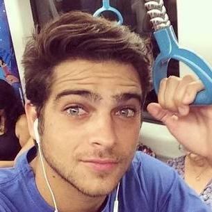 Sou fã do seu jeito, sou fã da sua roupa, sou fã desse sorriso  estampado em sua boca, sou fã dos seus olhos sou fã sem medida.Mais um Fc pra o @bemesquitareal