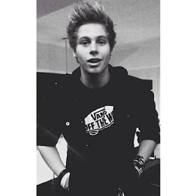 i gave you a free follow so follow @damnastxn for me please