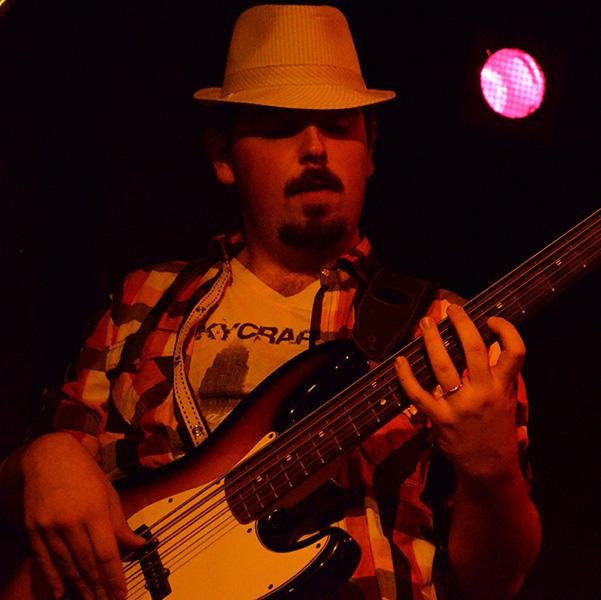 Músico. Bajista, guitarrista y cantante. Compositor y Profesor. Solista. Rock/Pop Electroacústico http://t.co/C5XkxDsVSt  contacto@arielgkaplan.com