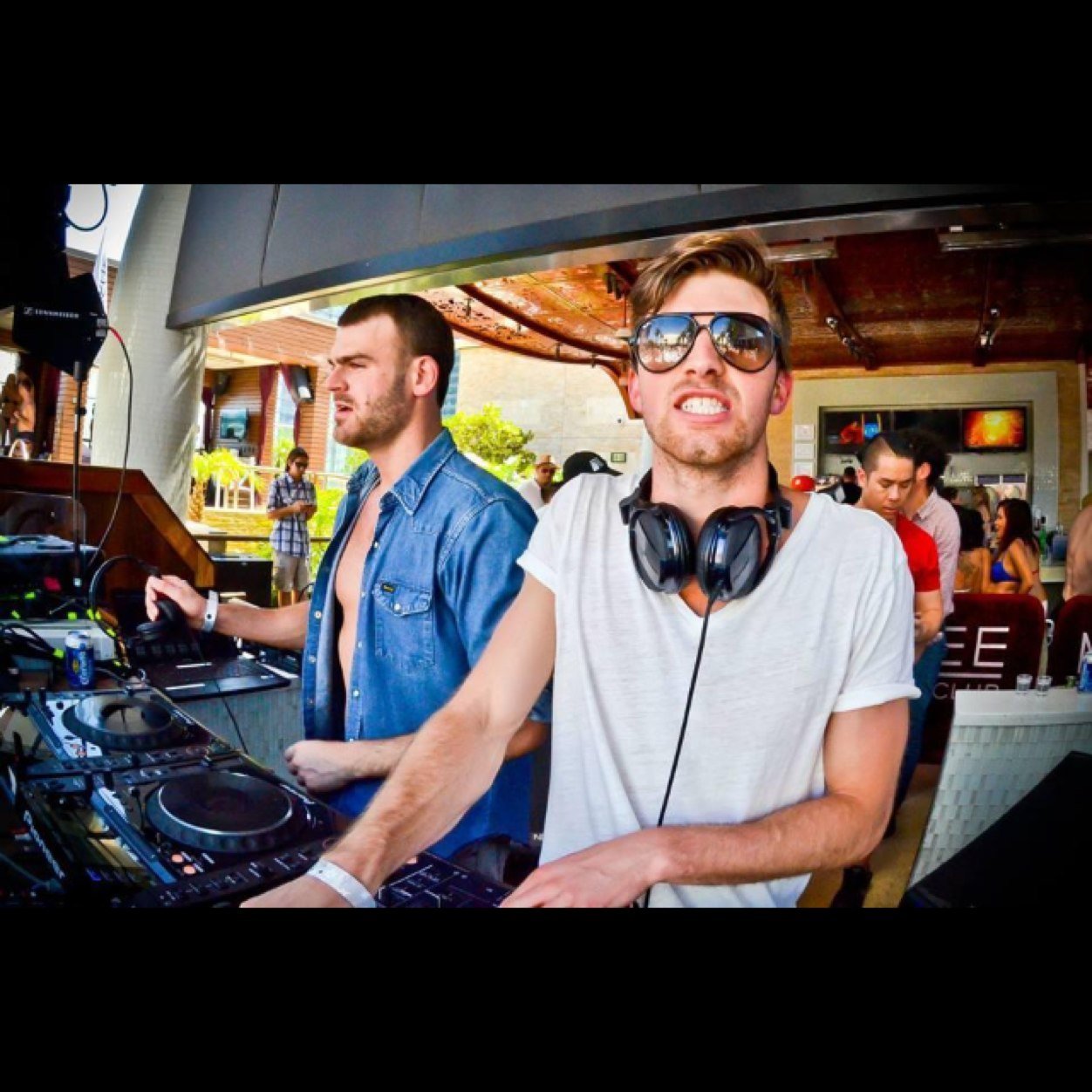 ChainsmokersMex's profile picture. Mexico fans. Fan page. Si eres fan, síguenos para saber noticias sobre ellos./ If you're a fan, follow us to find news of them. Supported by them #SELFIE #Kanye