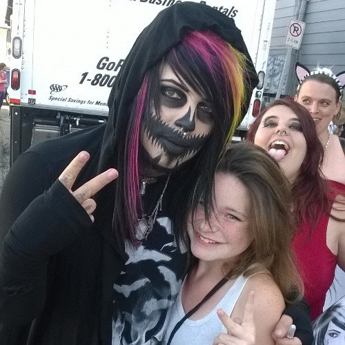 Dahvie followed me on 4/12/13 . He has tweeted me 21 times,retweeted me 6 times and has DM'ed me 2 times. Jayy has tweeted me 2 times.