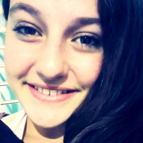 Não derrame lagrimas por quem não valorizou seu sorriso :))