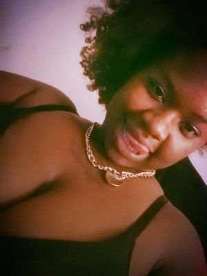The realist 23 year old wife and mother you will ever know... I work hard for mine.. I'm a smart...young....and black... THE QUEEN OF MY CASTLE