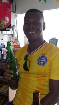 Eu sou um moreno alto estrovertido bom bahiano,a doro baladas e principalmente twittar com a galera.
