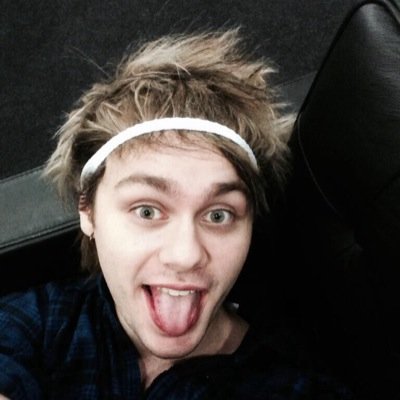 Hey guys! Im just trying to get Luke to notice my drawing! Retweet please! Love you all xoxo

But hey free follow