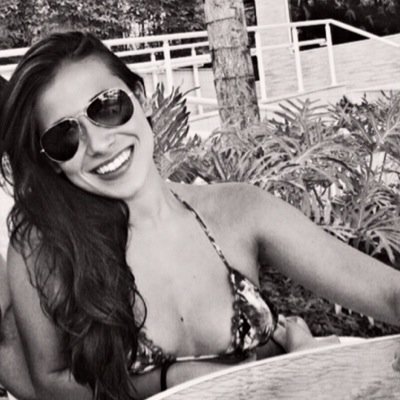 A moça de sorriso aberto