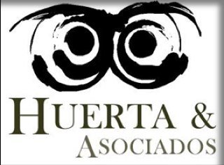 Abogado en materia fiscal, zurdo, futbolero y ausente.