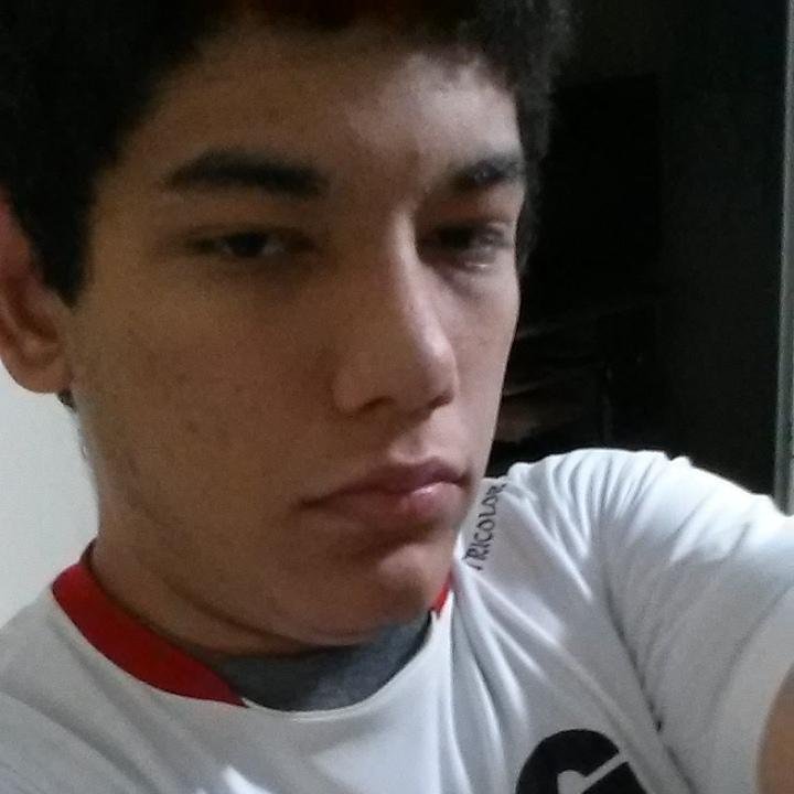 Amo futebol,filmes de comédia e de terror.