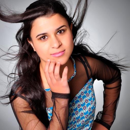 Tímida , chata , irritante , gaúcha , gremista , aquariana e acima de tudo feliz  :)  Segue ?