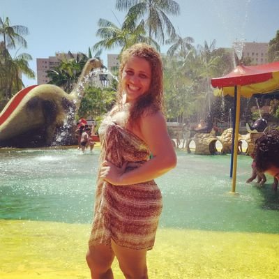 Amiga,madrinha,filha,mimada,otimista,insistente,ansiosa,romântica,louca,corinthiana,bicolor,sambista,metamorfótica e nas horas vagas ainda consigo ser FELIZ!