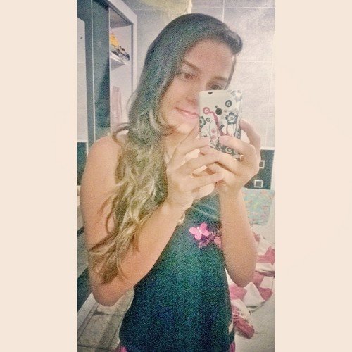 Seja feliz com aquilo que te completa e realiza, não com o que apenas te convém .