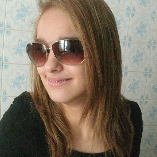 Sou uma menina -mulher, estudante de administração na UCPel e trabalho na UCPel .